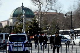 Cảnh sát Thổ Nhĩ Kỳ phong tỏa khu vực Sultanahmet ở Istanbul. (Nguồn: AFP/TTXVN)