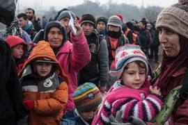 Người tị nạn và di cư đợi kiểm tra an ninh sau khi vượt qua Macedonia tới Serbia để xin tị nạn tại các nước châu Âu khác. (Nguồn: AFP/TTXVN)