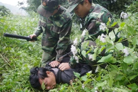Bắt giữ một đối tượng đưa người qua biên giới. (Ảnh: Quang Duy/TTXVN)