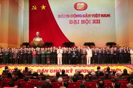 Ban Chấp hành Trung ương khóa XII ra mắt Đại hội XII của Đảng. (Nguồn: TTXVN)
