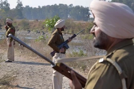 Cảnh sát Ấn Độ tuần tra gần căn cứ không quân Pathankot. (Nguồn: AFP/TTXVN)