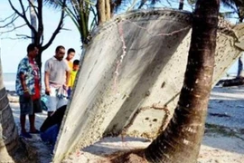 Mảnh vỡ bằng kim loại vừa được các ngư dân Thái Lan tìm thấy tại Nakhon Si Thammarat. (Nguồn: Daily Mail/TTXVN)