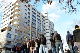 Dòng người tị nạn đang xếp hàng bên ngoài văn phòng cấp bang phụ trách về Sức khỏe và Xã hội tại thủ đô Berlin. (Nguồn: AFP/TTXVN)