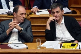 Bộ trưởng Kinh tế và Bộ trưởng Tài chính Hy Lạp thảo luận trước phiên họp Quốc hội ở Athens. (Nguồn: AFP/TTXVN)