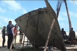 Mảnh vỡ bằng kim loại được các ngư dân Thái Lan tìm thấy tại Nakhon Si Thammarat. (Nguồn: Daily Mail/TTXVN)