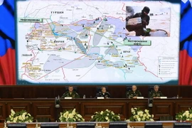 Các quan chức cấp cao Bộ Quốc phòng Nga phát biểu tại cuộc họp báo công bố các bằng chứng về tuyến vận chuyển dầu bất hợp pháp sang Thổ Nhĩ Kỳ từ các khu vực do IS kiểm soát tại Syria và Iraq. (Nguồn: AFP/TTXVN)