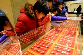 Người dân chọn mua vàng trang sức tại Tế Nam, thủ phủ tỉnh Sơn Đông, Trung Quốc. (Nguồn: THX/TTXVN)