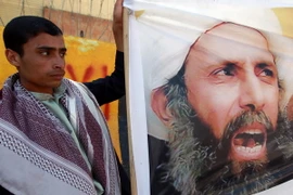 Người biểu tình bên ngoài Đại sứ quán Saudi Arabia ở Sanaa, Yemen, phản đối phán quyết tử hình đối với giáo sỹ Nimr al-Nimr. (Nguồn: AFP/TTXVN)