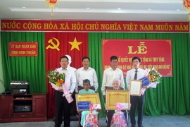 Các đơn vị tặng quà và nhận phụng dưỡng mẹ suốt đời. (Ảnh: Công Thử/TTXVN)