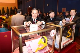 Ông Nguyễn Đức Lợi, Bí thư Đảng ủy, Tổng giám đốc TTXVN, đại biểu Đoàn Đảng bộ Khối các Cơ quan Trung ương và các đại biểu bỏ phiếu bầu Ban Chấp hành Trung ương khóa XII. (Ảnh: TTXVN)