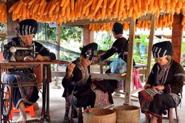 Khám phá và trải nghiệm cuộc sống sinh hoạt, lao động của người dân Bản Hon, Lào Cai. (Ảnh: Thanh Hà/TTXVN)