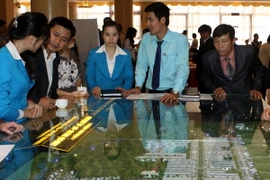Khách tham quan một sàn giao dịch bất động sản. (Ảnh: Hoàng Lâm/TTXVN)