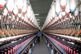 Dây chuyền sản xuất sản phẩm sợi xuất khẩu tại Công ty Vinatex. (Ảnh: Vũ Sinh/TTXVN)