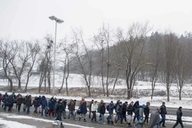 Người tị nạn tại khu vực viên giới Slovenia-Áo. (Nguồn: AFP/TTXVN)