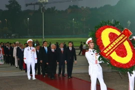 Lãnh đạo Đảng, Nhà nước và đại biểu dự Đại hội đại biểu toàn quốc lần thứ XII của Đảng đến đặt vòng hoa và vào Lăng viếng Chủ tịch Hồ Chí Minh. (Nguồn: TTXVN)