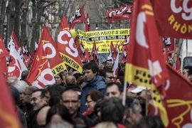 Công chức viên chức Pháp tham gia đình công tại Lyon. (Nguồn: AFP/TTXVN)