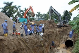 Hiện trường một vụ sự cố vỡ đường ống nước. (Ảnh: Tuấn Anh/TTXVN)