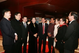 Đồng chí Nguyễn Thị Kim Ngân, Ủy viên Bộ Chính trị, Phó Chủ tịch Quốc hội và các đại biểu trao đổi trong giờ giải lao. (Nguồn: TTXVN)