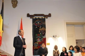 Đại sứ Việt Nam Vương Thừa Phong chúc mừng bà con Việt kiều nhân dịp năm mới Bính Thân. (Ảnh: Hương Giang/Vietnam+)