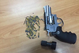 TP.HCM: Bắt đối tượng dùng mạng Facebook để mua bán súng đạn 