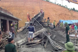 Hiện trường một vụ sập giàn giáo tại Hà Tĩnh. (Ảnh: Công Tường/TTXVN)