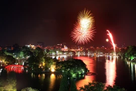 Bắn pháo hoa tại hồ Hoàn Kiếm. (Ảnh: Hoàng Hùng/TTXVN)