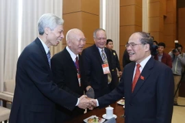 Chủ tịch Quốc hội Nguyễn Sinh Hùng với các đại biểu tại buổi gặp mặt. (Ảnh: Phương Hoa/TTXVN)