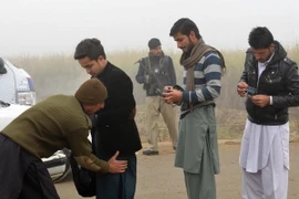 Lực lượng an ninh Pakistan kiểm tra tại lối vào trường Đại học Bacha Khan ở Charsadda. (Nguồn: AFP/TTXVN)