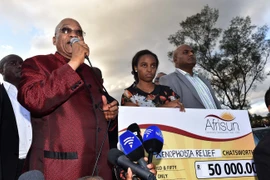 Tổng thống Nam Phi Jacob Zuma (trái, trước) phát biểu khi đến thăm một trại lưu trú của người nước ngoài ở Chatsworth thuộc Duban. (Nguồn: THX/TTXVN)