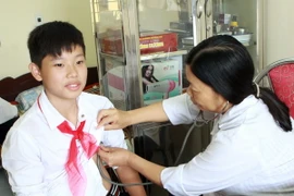 Khám sức khỏe đầu năm học cho học sinh. (Ảnh: Nguyễn Thủy/ TTXVN)