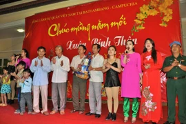 Tăng quà Tết cho bà con Siem Reap. (Nguồn: Vietnam+)