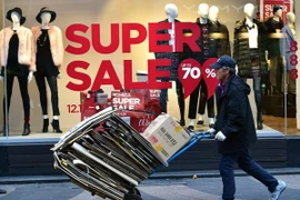 Một cửa hàng đề bảng đại hạ giá tại Seoul. (Nguồn: AFP/TTXVN)