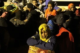 Người di cư tại trại tiếp nhận ở Tripoli, Libya. (Nguồn: THX/TTXVN)