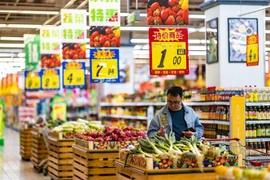 Người tiêu dùng mua hàng hóa trong siêu thị ở tỉnh Quý Châu, Trung Quốc ngày 11/4/2023. (Ảnh: THX/TTXVN)
