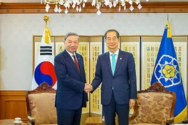 Bộ trưởng Công an Tô Lâm chào xã giao Thủ tướng Hàn Quốc Han Duck-soo tại Văn phòng thủ tướng ở Seoul. (Ảnh: Nguồn Bộ Công an/TTXVN phát)