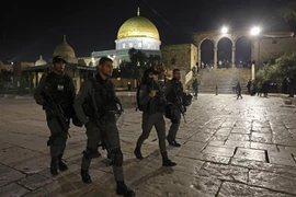 Lực lượng an ninh Israel tuần tra tại khu vực đền thờ Al-Aqsa (Israel gọi là Núi Đền) ở Jerusalem ngày 8/4/2023. (Ảnh: AFP/TTXVN)