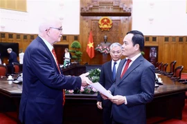 Phó Thủ tướng Trần Lưu Quang với ông Udo Bullmann, Chủ tịch Tiểu ban Nhân quyền Nghị viện châu Âu. (Ảnh: Lâm Khánh/TTXVN)