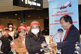 Lãnh đạo Vietjet chào đón hành khách của chuyến bay kết nối TP.HCM với Melbourne - một trong những đường bay quốc tế mới được Vietjet khai trương trong quý 1 năm 2023. (Ảnh: NQ) 