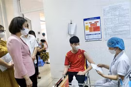 Tiêm chủng tại trạm y tế phường Phú Đô, Hà Nội. (Ảnh: TTXVN phát)
