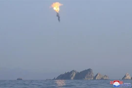 Vụ phóng thử hệ thống vũ khí hạt nhân tấn công dưới nước ngoài khơi thành phố Kim Chaek, tỉnh Bắc Hamgyong, Triều Tiên ngày 27/3/2023. (Ảnh: YONHAP/TTXVN)
