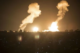 Khói lửa bốc lên sau các vụ không kích của Israel xuống thành phố Khan Yunis, Dải Gaza rạng sáng 7/4/2023. (Ảnh: THX/TTXVN)