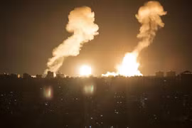 Khói lửa bốc lên sau các vụ không kích của Israel xuống thành phố Khan Yunis, Dải Gaza rạng sáng 7/4/2023. (Ảnh: THX/TTXVN)