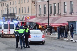 Cảnh sát Nga điều tra tại hiện trường vụ nổ quán càphê Street bar ở Saint Petersburg, ngày 2/4/2023. (Ảnh: AFP/TTXVN)