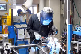 Một thực tập sinh Việt Nam tại Công ty TNHH Công nghiệp Taisei. (Ảnh: Đào Thanh Tùng/TTXVN)