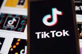 Biểu tượng ứng dụng TikTok trên màn hình điện thoại di động. (Ảnh: THX/TTXVN)