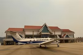 Tàu bay thực hiện chuyến bay thử nghiệm tại sân bay Nongkhang, Huaphan, Lào. (Ảnh: TTXVN phát)