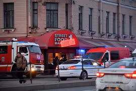 Cảnh sát Nga điều tra tại hiện trường vụ nổ ở quán càphê Street bar ở Saint Petersburg, ngày 2/4/2023. (Ảnh: AFP/TTXVN)