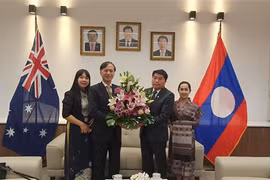 Đại sứ Nguyễn Tất Thành chúc mừng Đại sứ Sinchai Manivanh nhân dịp Tết cổ truyền Bun Pi May của Lào (Ảnh: TTXVN phát)