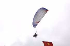 Du khách được chiêm ngưỡng màn bay biểu diễn dù bay của các phi công. (Ảnh: Tuấn Anh/TTXVN)