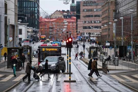 Người dân di chuyển trên đường phố tại Stockholm, Thụy Điển. (Ảnh: AFP/TTXVN)
